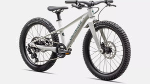 Specialized Kinder Mountainbike in glänzendem weiß mit dunkelgrünen Details, 20 Zoll und ideal für 4- bis 9-Jährige, Mountainbike, schräge Ansicht von Vorne auf weißem Hintergrund
