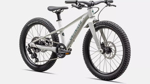 Specialized Kinder Mountainbike in glänzendem weiß mit dunkelgrünen Details, 20 Zoll und ideal für 4- bis 9-Jährige, Mountainbike, schräge Ansicht von Vorne auf weißem Hintergrund