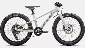 Specialized Kinder Mountainbike in glänzendem weiß mit dunkelgrünen Details, 20 Zoll und ideal für 4- bis 9-Jährige, Mountainbike, seitliche Ansicht auf weißem Hintergrund