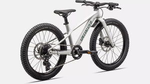 Specialized Kinder Mountainbike in glänzendem weiß mit dunkelgrünen Details, 20 Zoll und ideal für 4- bis 9-Jährige, Mountainbike, schräge Ansicht von Vorne auf weißem Hintergrund