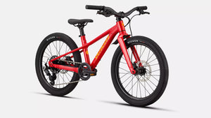 Specialized Kinder Mountainbike Riprock in glänzendem knalligen rot mit weißen gelben Details, 20 Zoll und ideal für 4- bis 9-Jährige, schräge Ansicht von Vorne auf weißem Hintergund