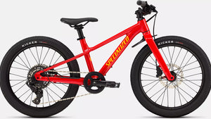Specialized Kinder Mountainbike Riprock in glänzendem knalligen rot mit weißen gelben Details, 20 Zoll und ideal für 4- bis 9-Jährige, seitliche Ansicht auf weißem Hintergund