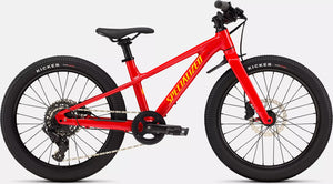Specialized Kinder Mountainbike Riprock in glänzendem knalligen rot mit weißen gelben Details, 20 Zoll und ideal für 4- bis 9-Jährige, seitliche Ansicht auf weißem Hintergund