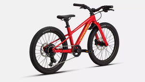 Specialized Kinder Mountainbike Riprock in glänzendem knalligen rot mit weißen gelben Details, 20 Zoll und ideal für 4- bis 9-Jährige, schräge Ansicht von Vorne auf weißem Hintergund