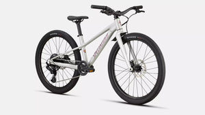 Specialized Kinder Mountainbike Riprock in glänzendem metallic silber-weiß mit lila-rosa Details, 24 Zoll, schräge Ansicht von Vorne vor weißem Hintergrund