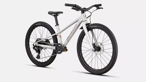 Specialized Kinder Mountainbike Riprock in glänzendem metallic silber-weiß mit lila-rosa Details, 24 Zoll, schräge Ansicht von Vorne vor weißem Hintergrund