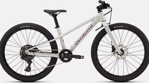 Specialized Kinder Mountainbike Riprock in glänzendem metallic silber-weiß mit lila-rosa Details, 24 Zoll, seitliche Ansicht vor weißem Hintergrund