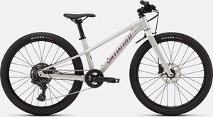 Specialized Kinder Mountainbike Riprock in glänzendem metallic silber-weiß mit lila-rosa Details, 24 Zoll, seitliche Ansicht vor weißem Hintergrund