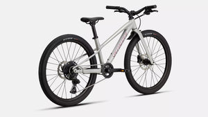 Specialized Kinder Mountainbike Riprock in glänzendem metallic silber-weiß mit lila-rosa Details, 24 Zoll, schräge Ansicht von Hinten vor weißem Hintergrund