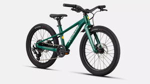 Specialized Kinder Mountainbike Riprock in glänzendem dunkelgrün mit weißen Details und gelben Details, 20 Zoll und ideal für 4- bis 9-Jährige, schräge Ansicht von Vorne vor weißem Hintergrund