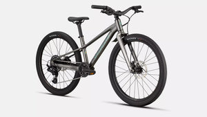 Specialized Kinder Mountainbike Riprock in glänzendem grau mit hellblauen Details, 24 Zoll, schräge Ansicht von Vorne vor weißem Hintergrund