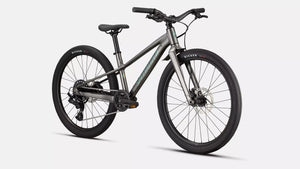 Specialized Kinder Mountainbike Riprock in glänzendem grau mit hellblauen Details, 24 Zoll, schräge Ansicht von Vorne vor weißem Hintergrund
