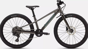 Specialized Kinder Mountainbike Riprock in glänzendem grau mit hellblauen Details, 24 Zoll, seitliche Ansicht vor weißem Hintergrund
