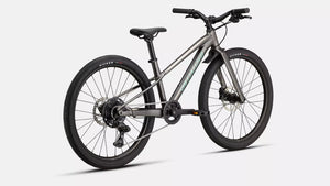 Specialized Kinder Mountainbike Riprock in glänzendem grau mit hellblauen Details, 24 Zoll, schräge Ansicht von Hinten vor weißem Hintergrund