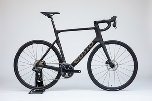 Gusto Cobra Evo "Sport" 105er Di2 / Attaque 30mm Aluminium Laufräder