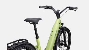 Hellgrünes E-Bike, schräge Detailansicht von Hinten vor weißem Hintergrund