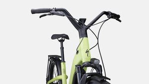 Hellgrünes E-Bike, schräge Detailansicht von Vorne vor weißem Hintergrund
