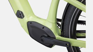 Hellgrünes E-Bike, Pedale Detailansicht vor weißem Hintergrund