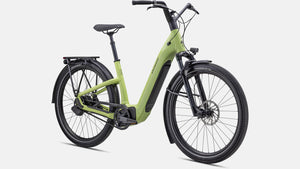 Hellgrünes E-Bike, schräge Ansicht von Vorne vor weißem Hintergrund