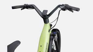 Hellgrünes E-Bike, schräge Detailansicht von Hinten vor weißem Hintergrund, Lenker