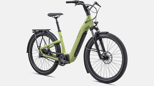 Hellgrünes E-Bike, schräge Ansicht von Vorne vor weißem Hintergrund