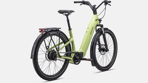 Hellgrünes E-Bike, schräge Ansicht von Hinten vor weißem Hintergrund