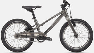 Kinderfahrrad in glänzendem grau, seitliche Ansicht auf weißem Hintergrund