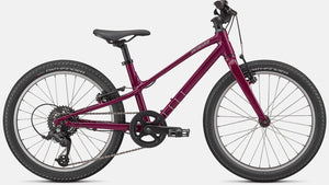 Kinderfahrrad in glänzendem himbeerrot, seitliche Ansicht auf weißem Hintergrund
