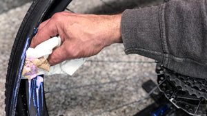 Bikeservice: Tubelessreinigung für ein Laufrad
