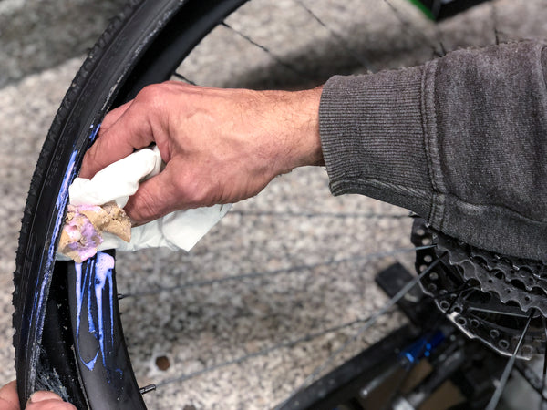 Bikeservice: Tubelessreinigung für ein Laufrad
